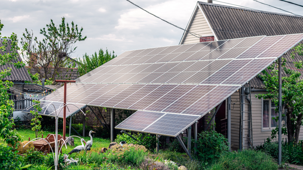 60.000 de gospodării din România vor putea beneficia de fonduri pentru instalarea de panouri fotovoltaice şi pentru baterii de stocare, dar şi pentru creşterea eficienţei energetice a caselor.
